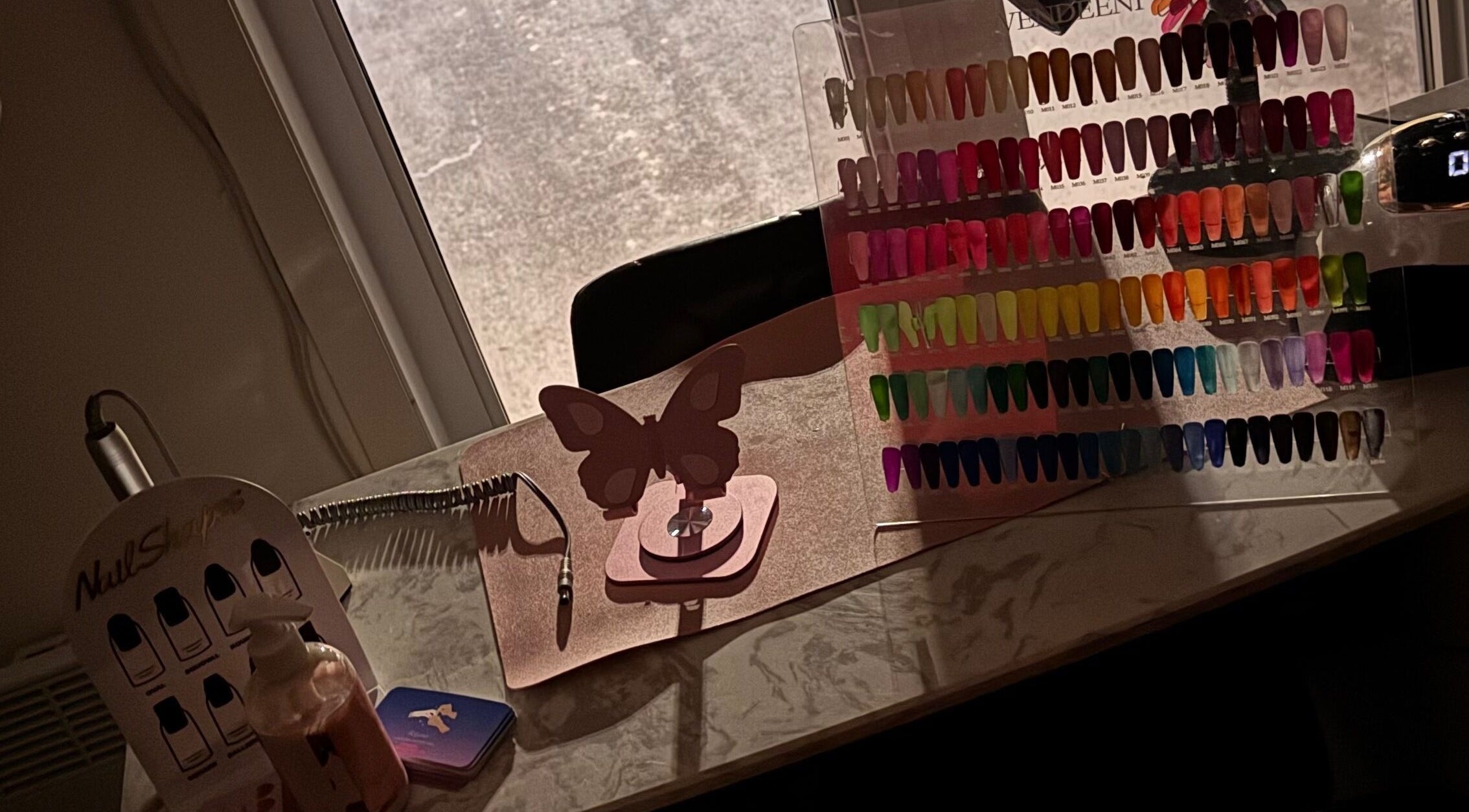 Palette de couleurs de vernis à ongles chez Br Beauty By Rayma, Lachute, Quebec, CA.