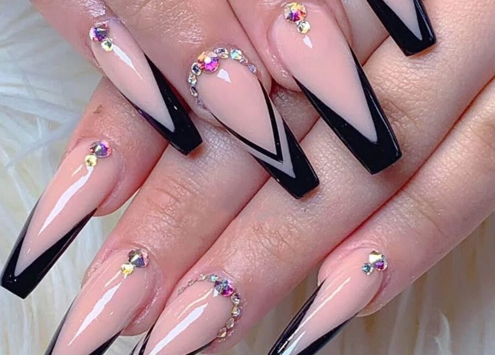 Manucure élégante avec bijoux à Br Beauty By Rayma, Lachute, Quebec, CA.