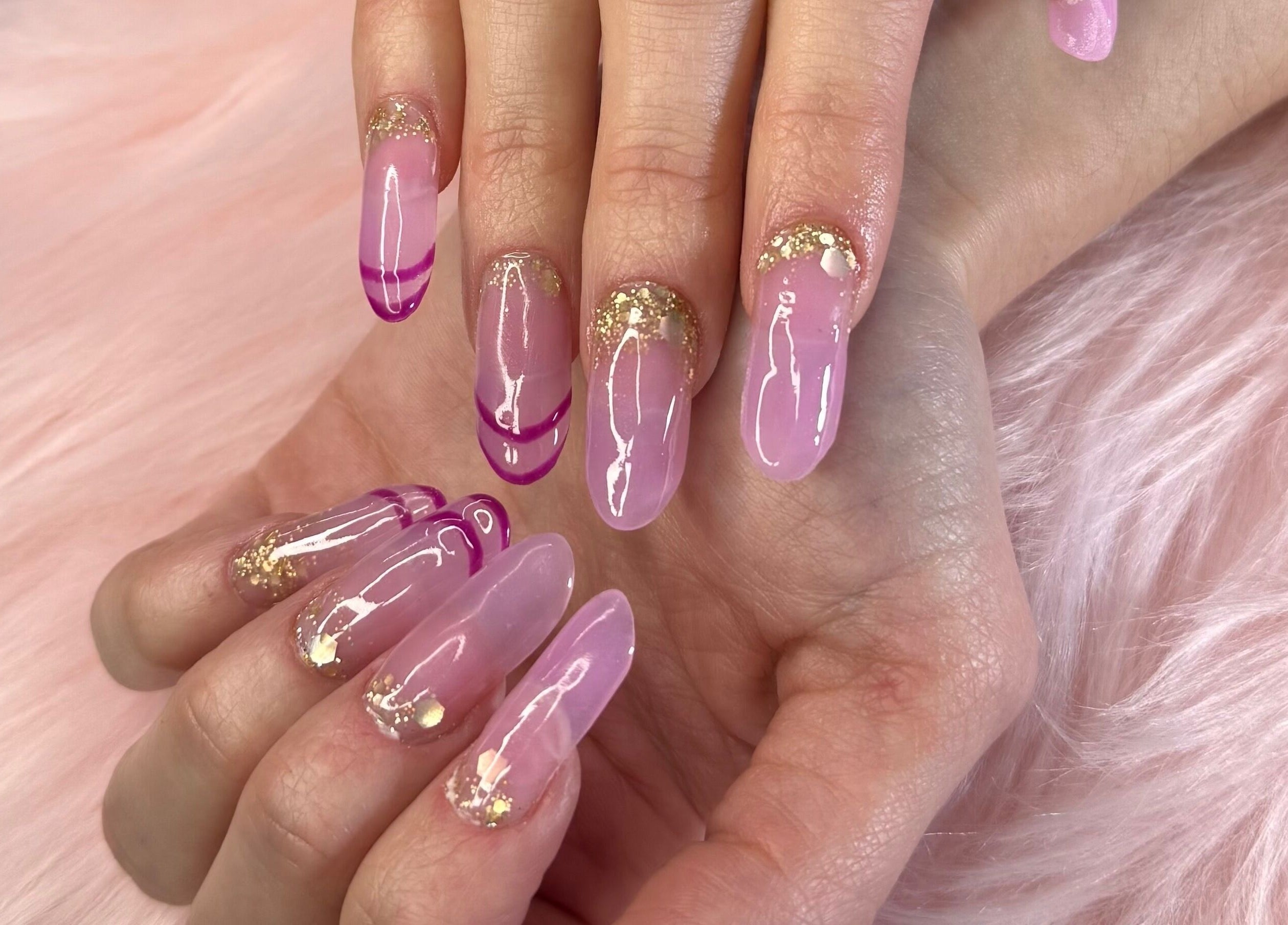 Manucure élégante avec paillettes dorées chez Br Beauty By Rayma à Lachute, Quebec, CA.