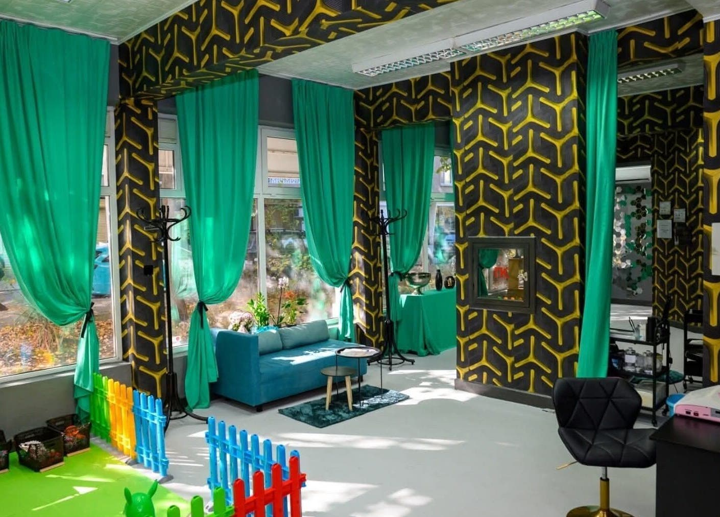 Стилен интериор в Algara beauty studio, Шумен, Област Шумен, BG с цветни завеси и комфортен диван.