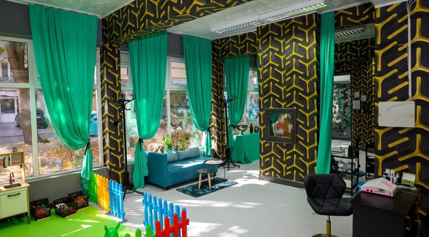 Стилен интериор в Algara beauty studio, Шумен, Област Шумен, BG с цветни завеси и комфортен диван.