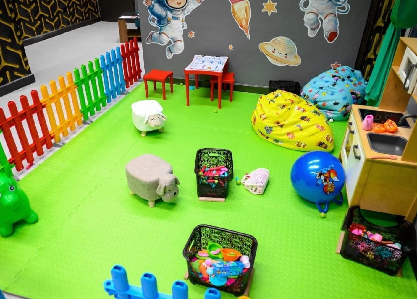 Детски кът в Алгара бюти студио, Шумен, Област Шумен, BG, с цветни играчки и ярки стени.