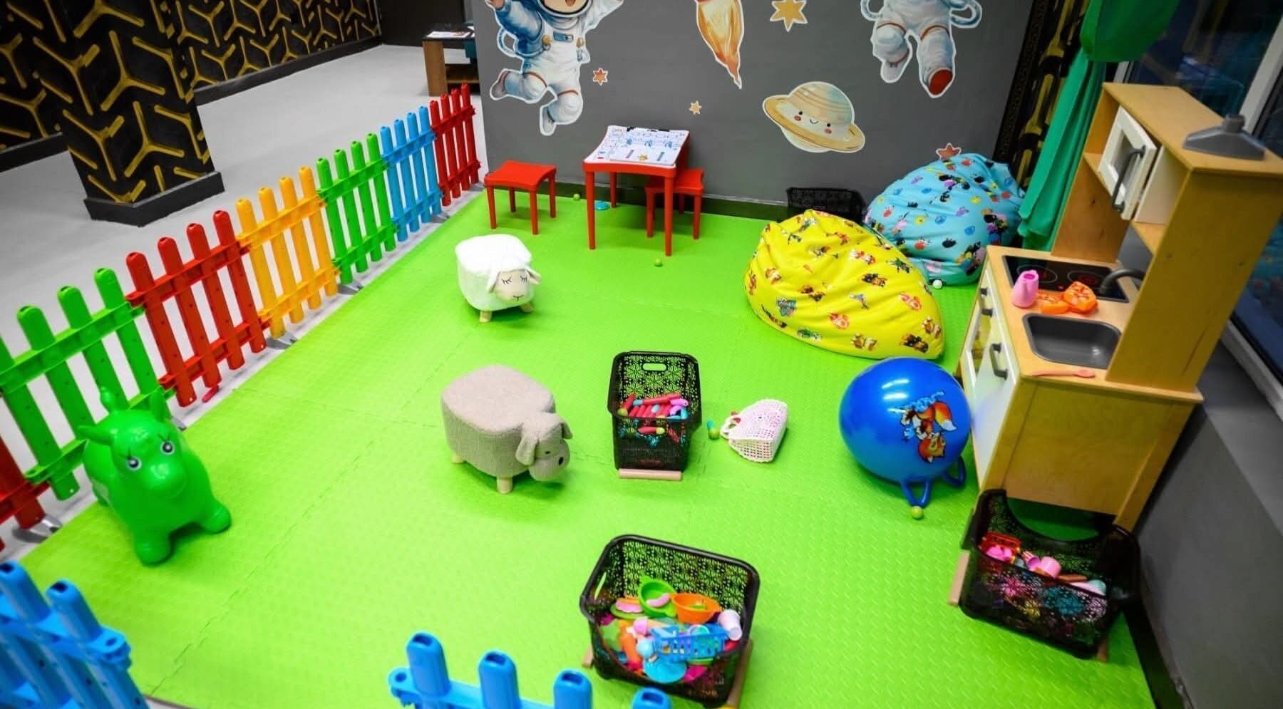 Детски кът в Алгара бюти студио, Шумен, Област Шумен, BG, с цветни играчки и ярки стени.