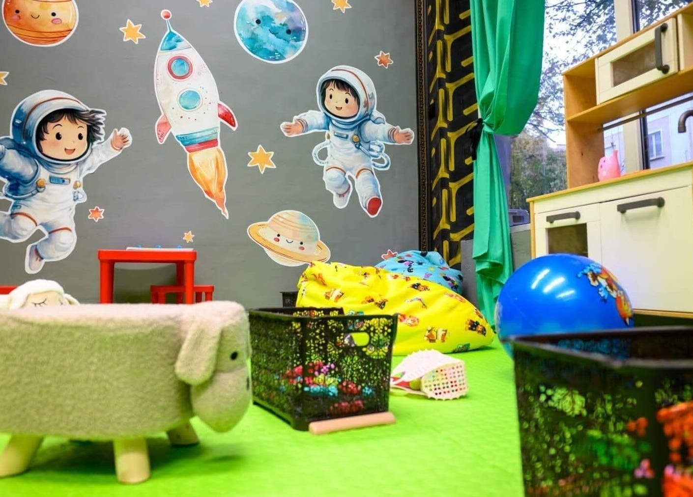Детски кът с космическа тематика в Algara beauty studio, Шумен, Област Шумен, BG.