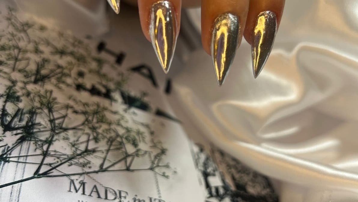 Unhas cromadas deslumbrantes no Cris Ramos Nails em São Paulo, São Paulo, BR.