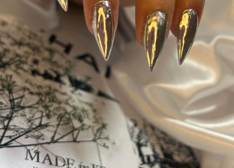 Unhas cromadas deslumbrantes no Cris Ramos Nails em São Paulo, São Paulo, BR.