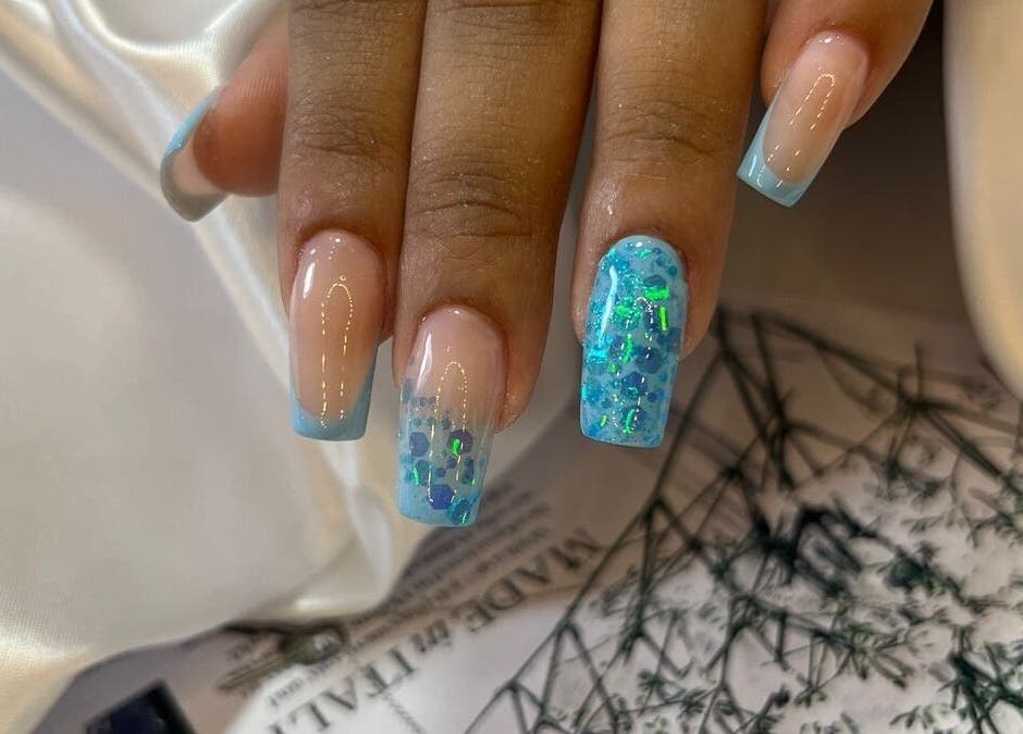 Unhas decoradas com esmalte azul e brilhos por Cris Ramos Nails em São Paulo, São Paulo, BR.