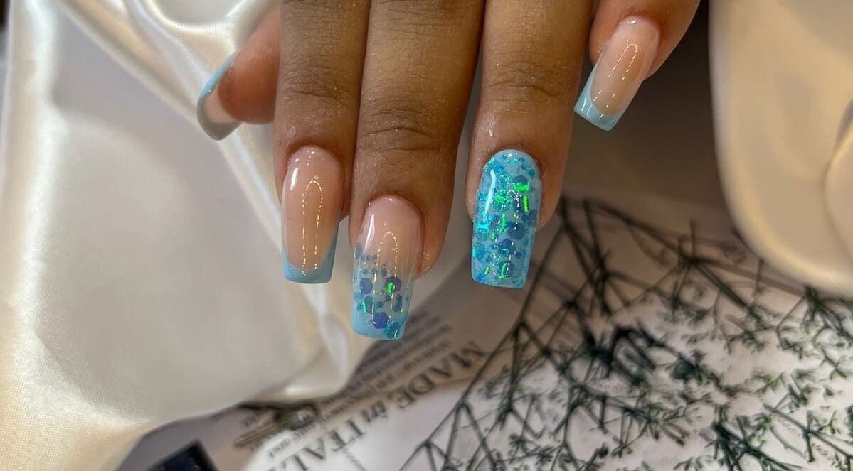 Unhas decoradas com esmalte azul e brilhos por Cris Ramos Nails em São Paulo, São Paulo, BR.
