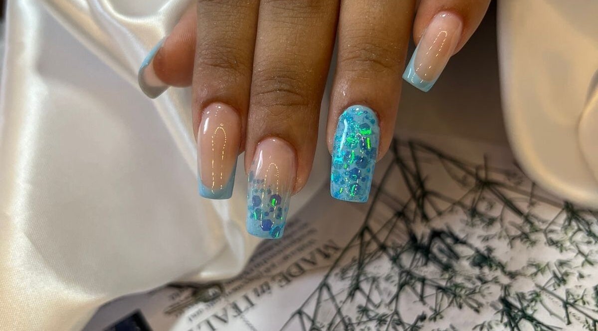 Unhas decoradas com esmalte azul e brilhos por Cris Ramos Nails em São Paulo, São Paulo, BR.