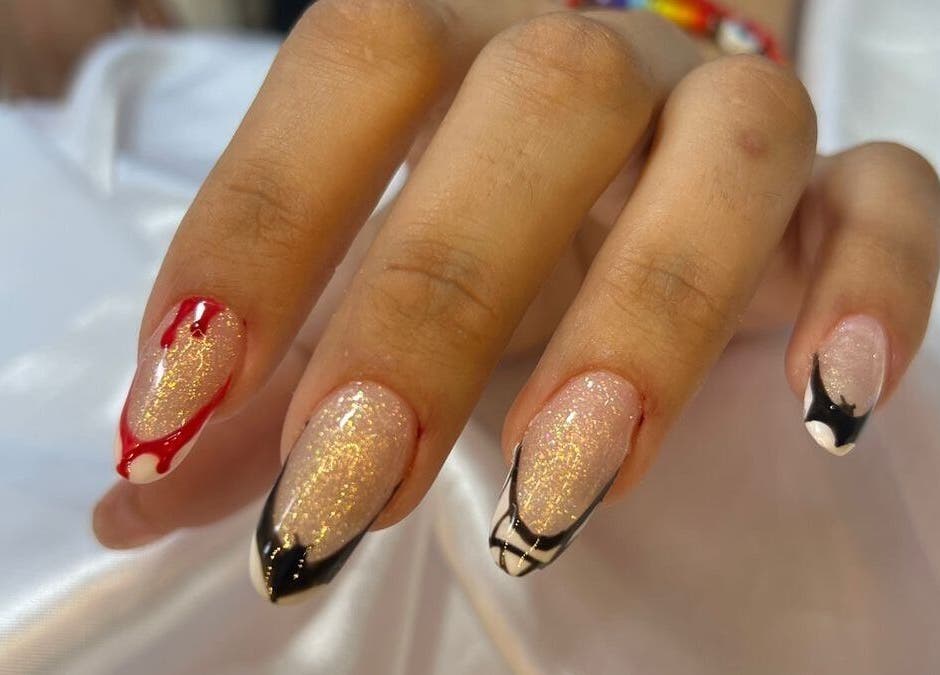 Unhas decoradas com brilho na Cris Ramos Nails, São Paulo, São Paulo, BR.