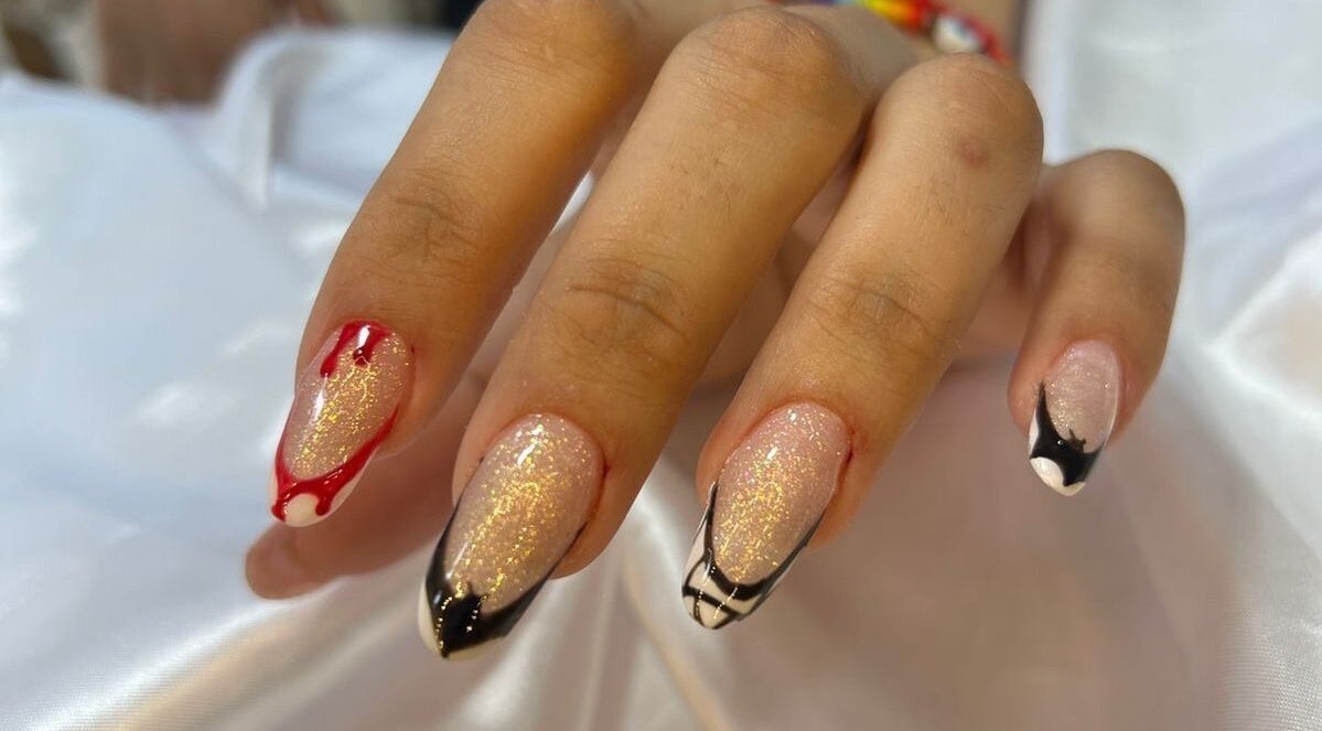 Unhas decoradas com brilho na Cris Ramos Nails, São Paulo, São Paulo, BR.