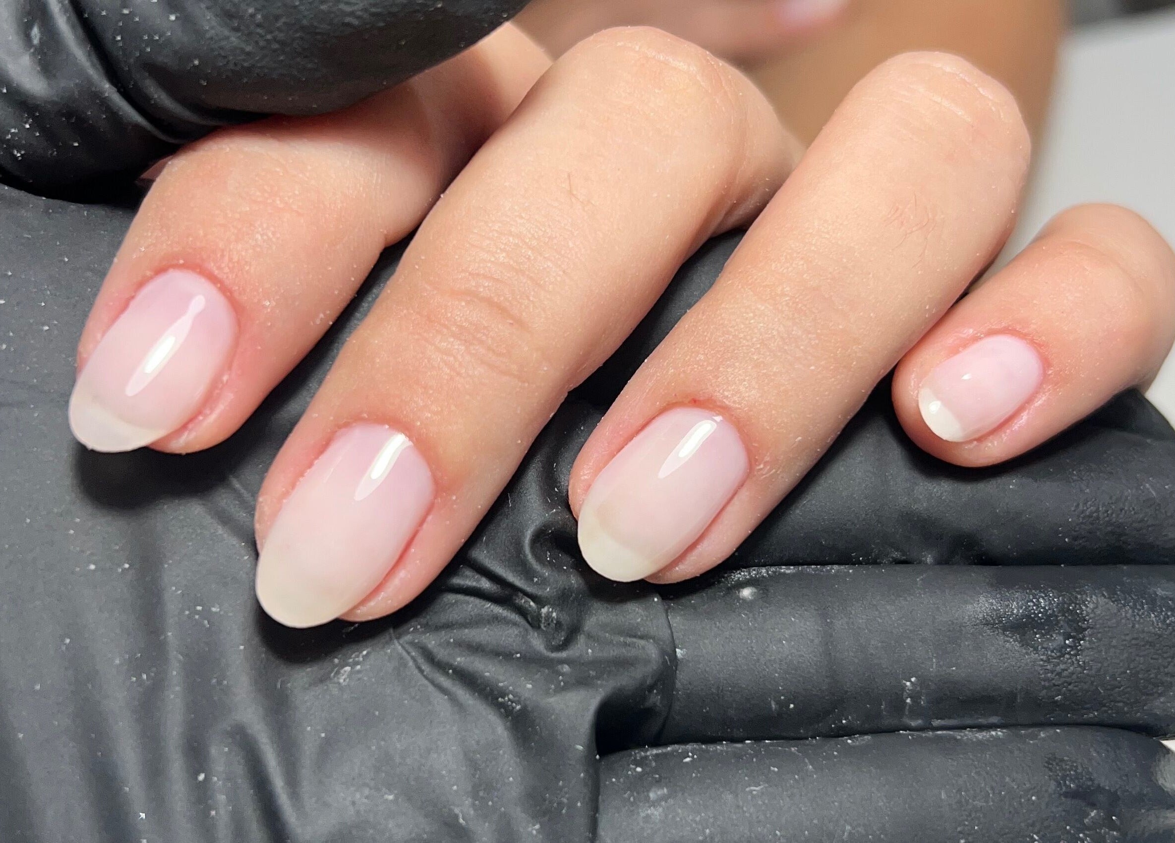 Unhas bem cuidadas no Cris Ramos Nails, São Paulo, São Paulo, BR, destacando esmaltação natural.