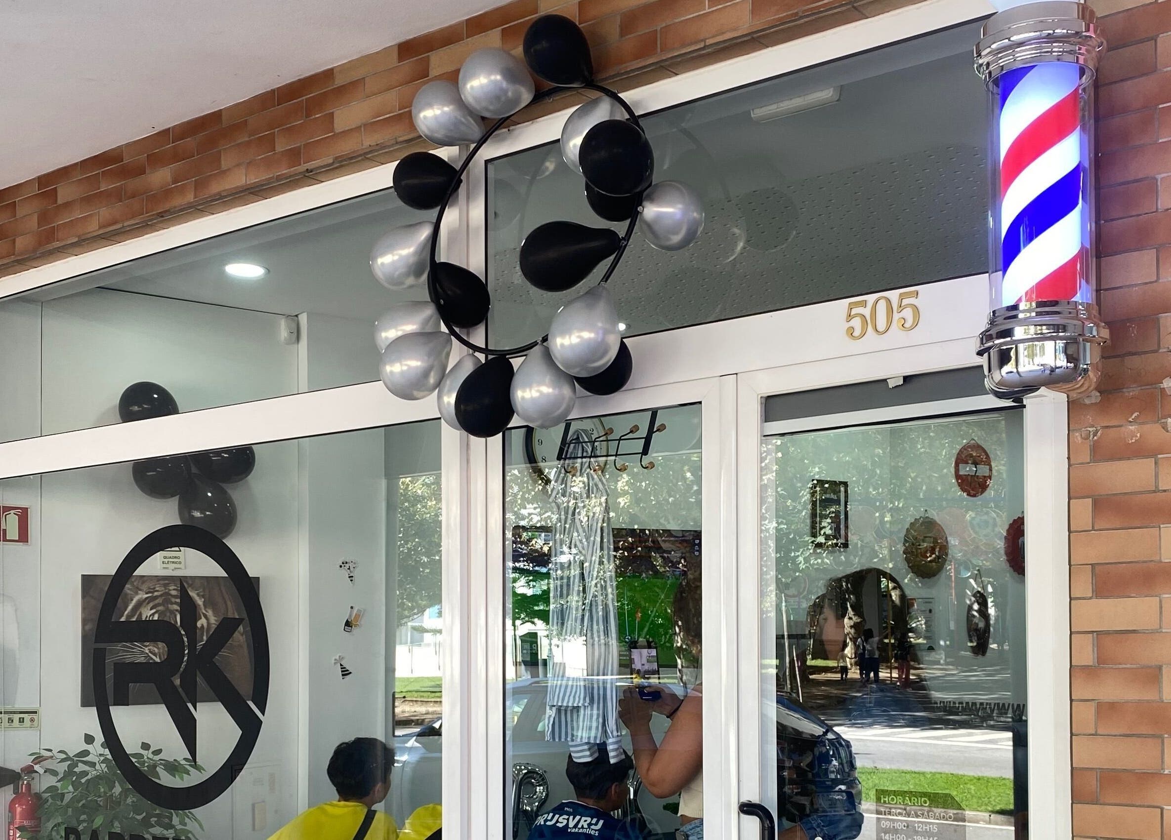 Entrada do Rkbarbershop com decoração elegante em Vale De Cambra, Aveiro, PT.