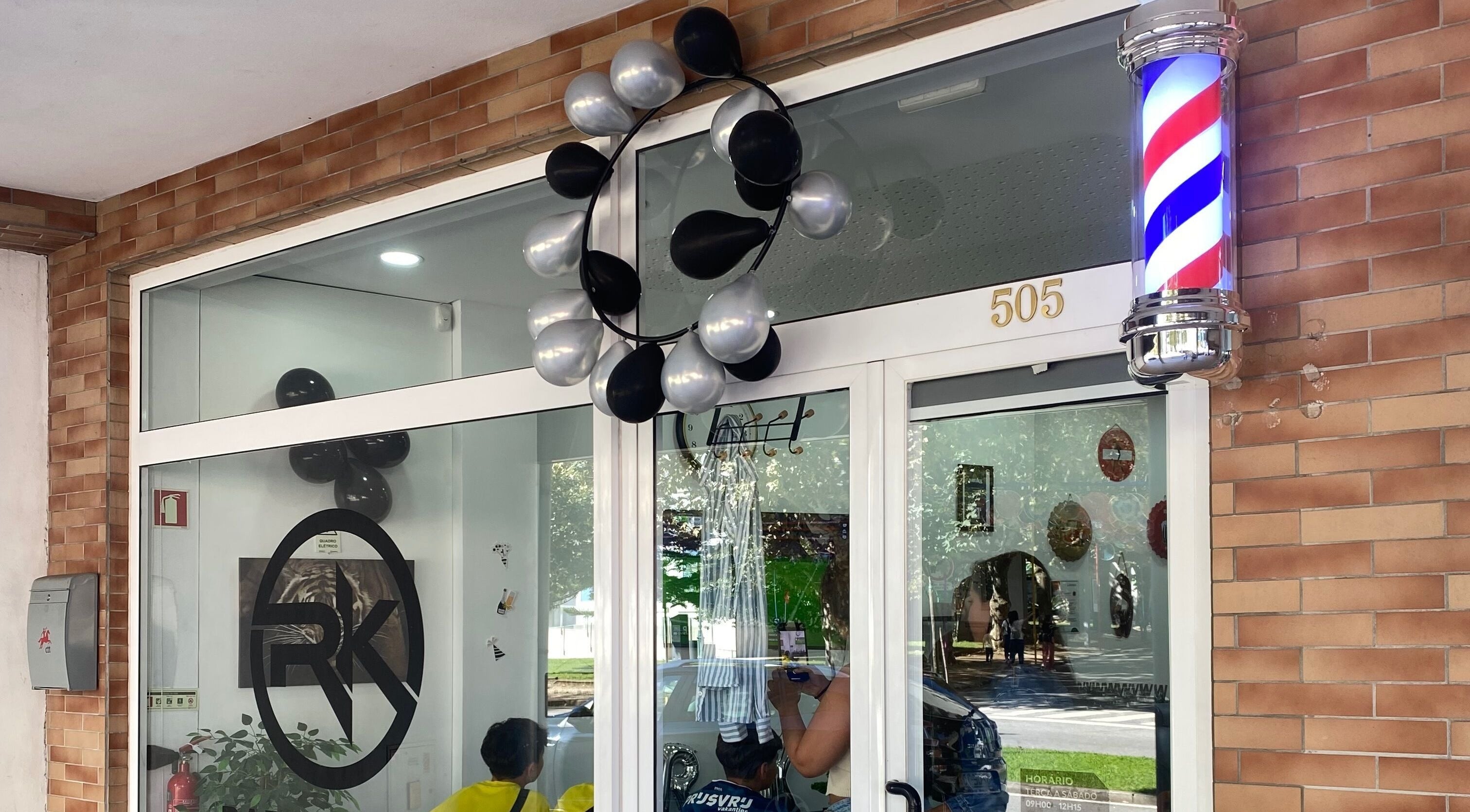 Entrada do Rkbarbershop com decoração elegante em Vale De Cambra, Aveiro, PT.