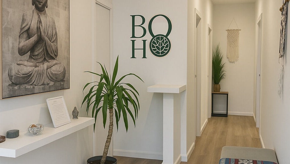 Welcoming hallway of Bien-être Boho Plateau, Montréal with serene decor and Buddha art.