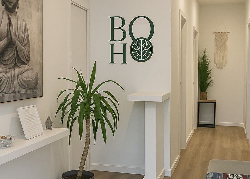 Welcoming hallway of Bien-être Boho Plateau, Montréal with serene decor and Buddha art.