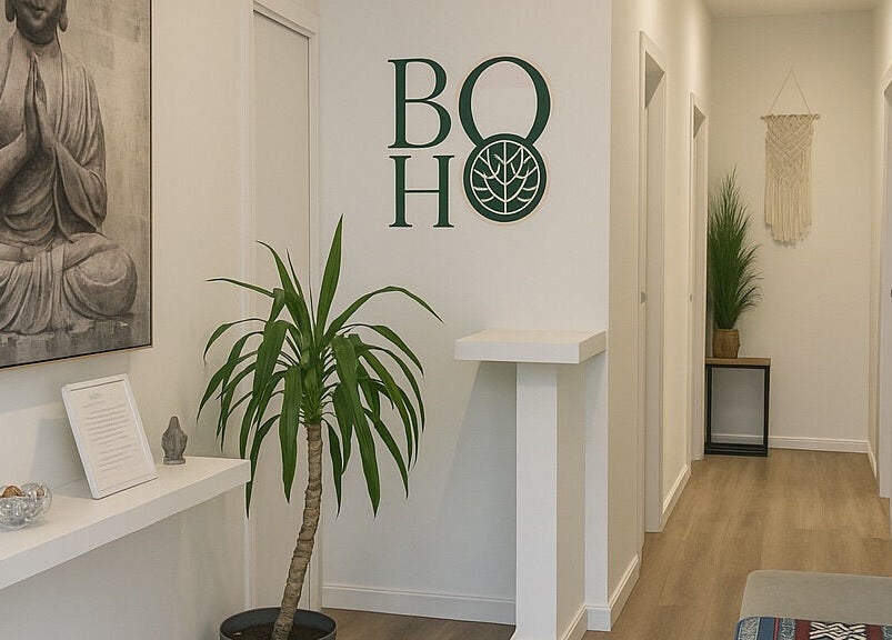 Welcoming hallway of Bien-être Boho Plateau, Montréal with serene decor and Buddha art.