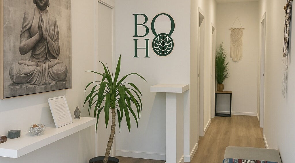 Welcoming hallway of Bien-être Boho Plateau, Montréal with serene decor and Buddha art.