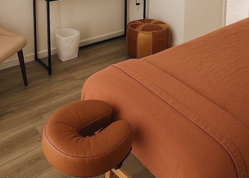 Tranquil massage room at Bien-être Boho Plateau in Montréal, Québec, CA, featuring a cozy massage table.