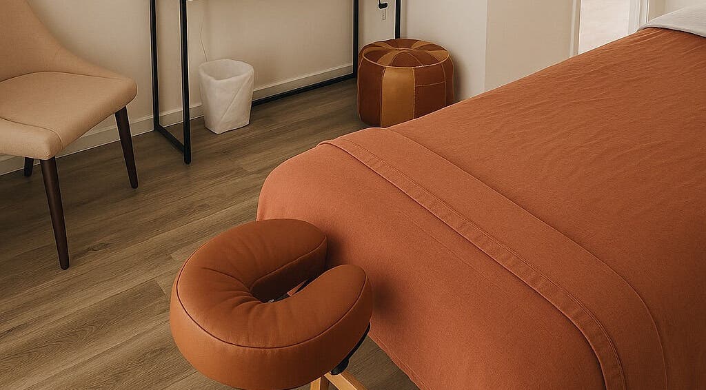 Tranquil massage room at Bien-être Boho Plateau in Montréal, Québec, CA, featuring a cozy massage table.