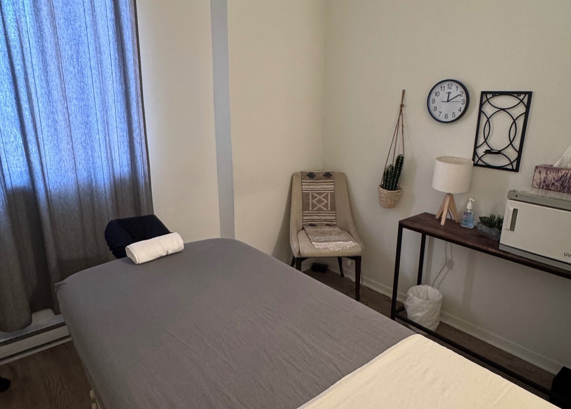 Peaceful massage room at Bien-être Boho Plateau, Montréal, Québec, CA with ambient light and natural decor.