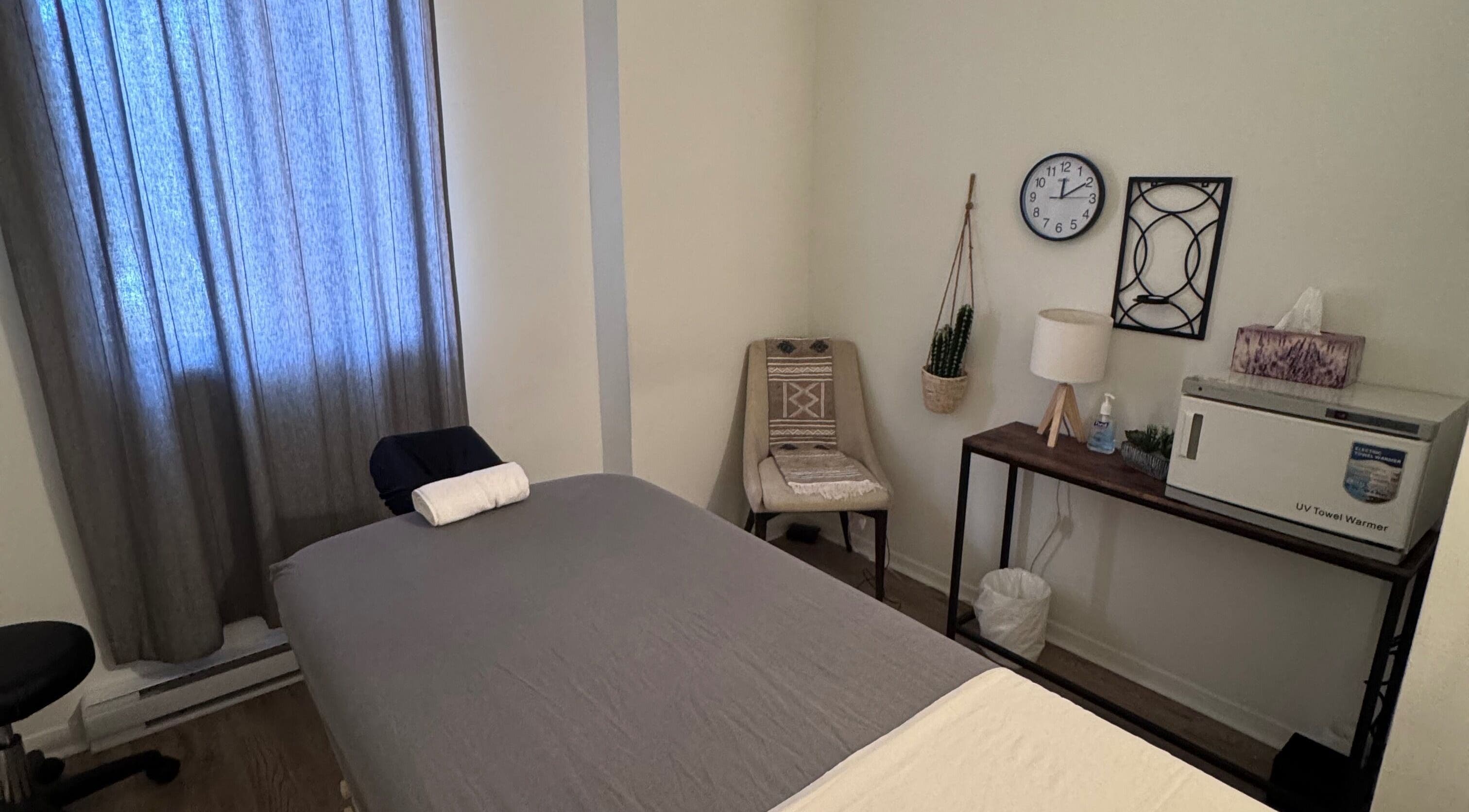 Peaceful massage room at Bien-être Boho Plateau, Montréal, Québec, CA with ambient light and natural decor.