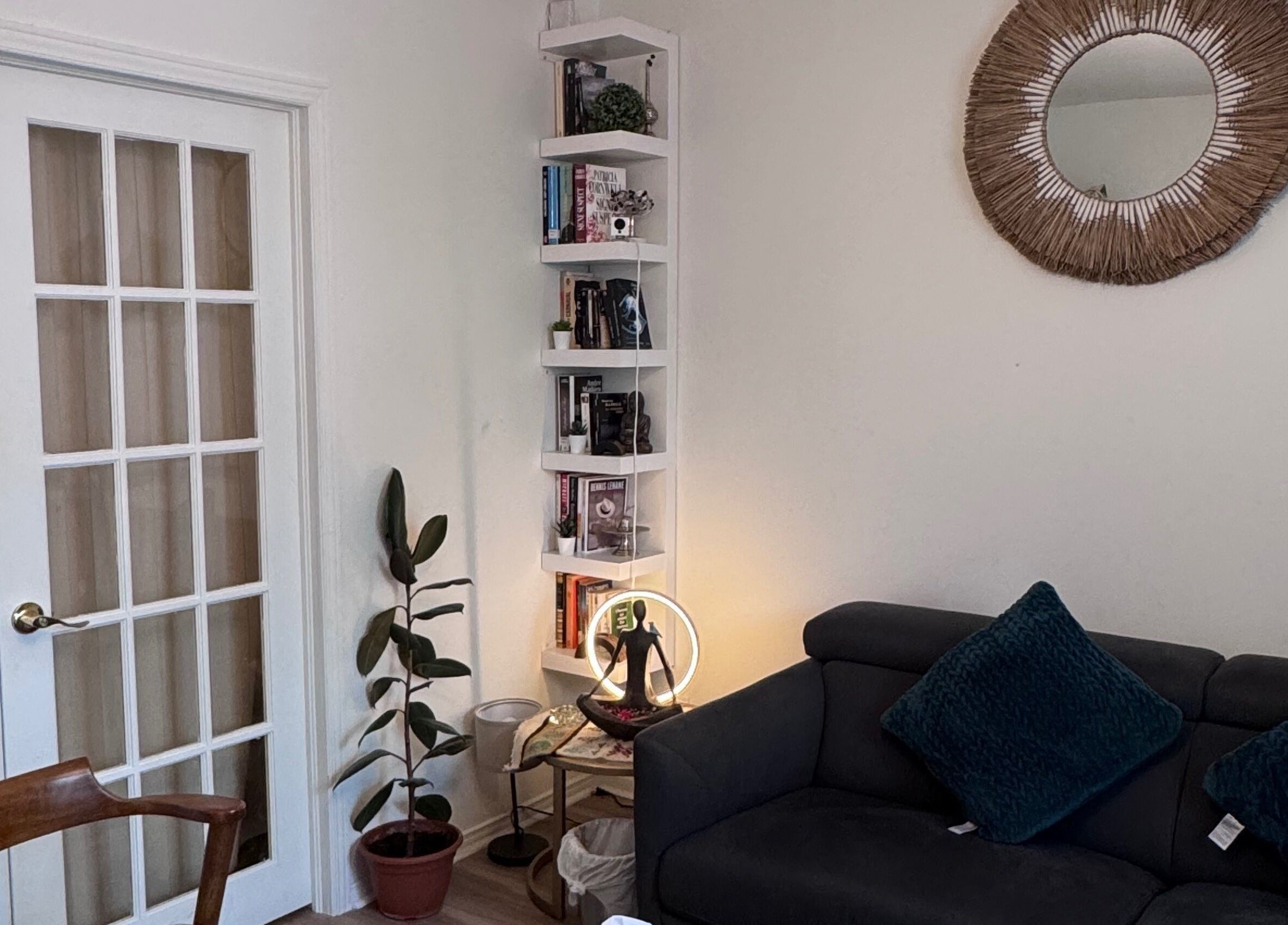 Chic seating and decor at Bien-être Boho Plateau, Montréal, Québec, CA, showcasing a relaxing ambiance.