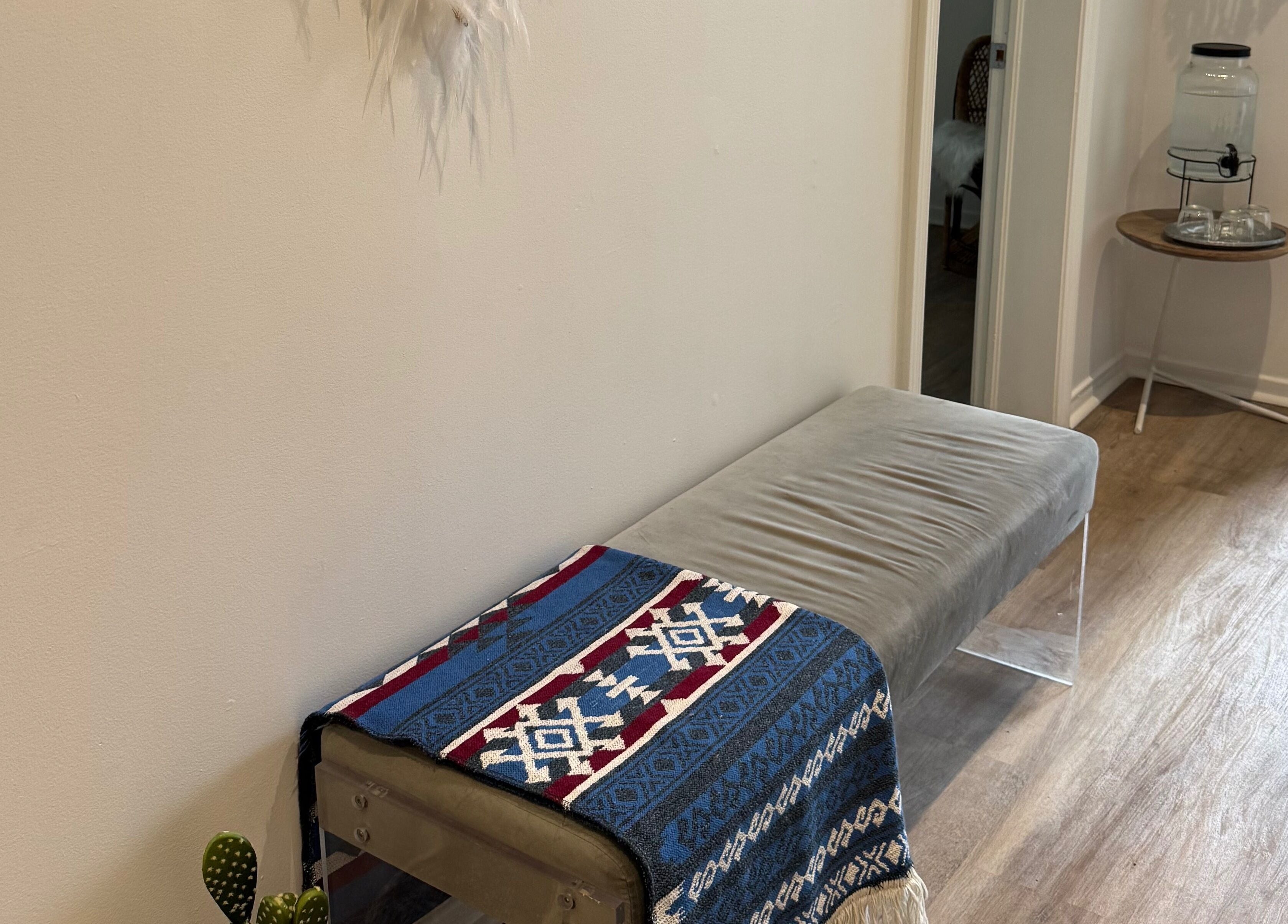 Cozy bench at Bien-être Boho Plateau, Montréal, Québec, CA, with a colorful blanket and calming decor.