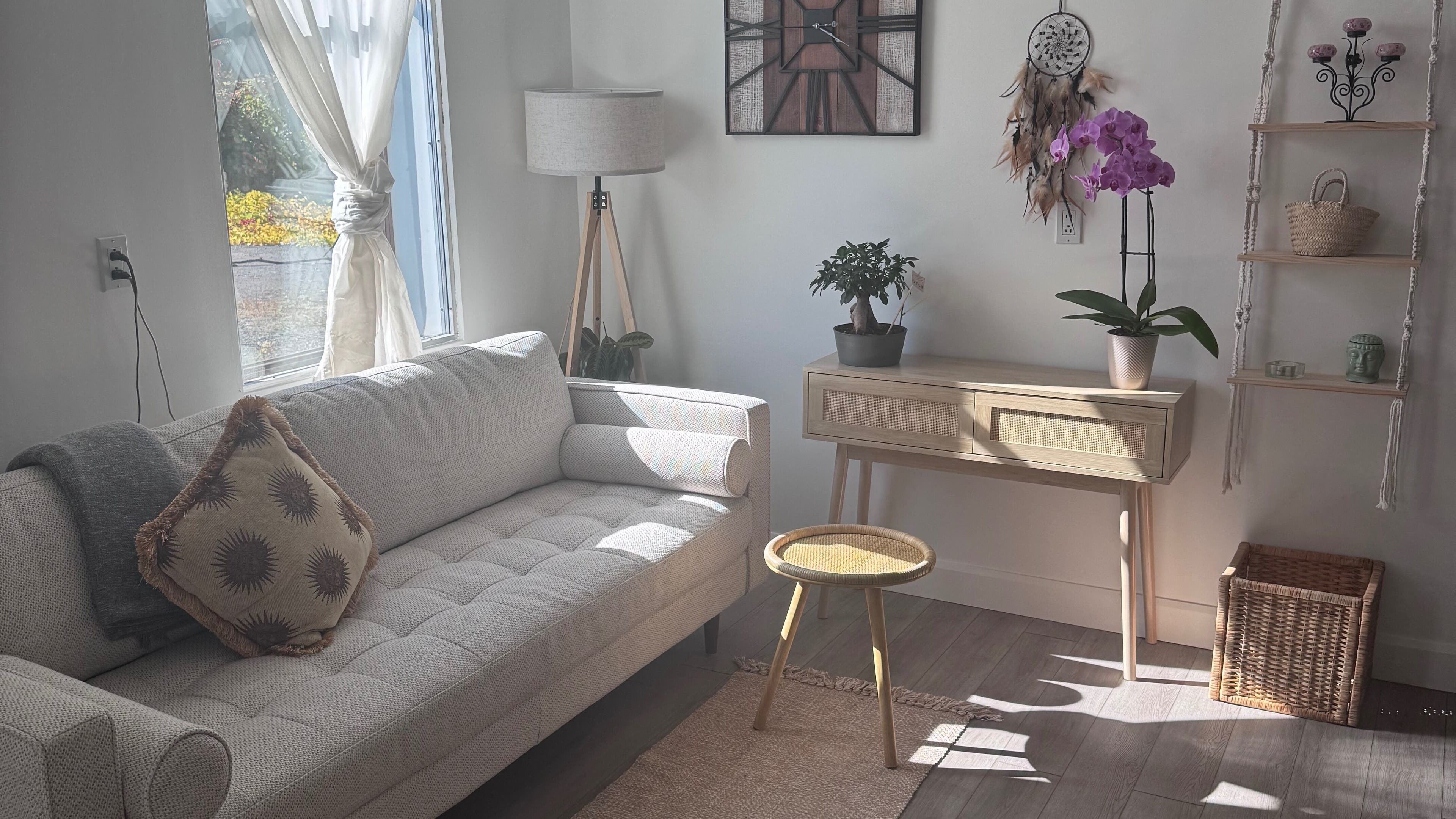 Tranquil lounge at Bien-être Boho NDG, Montréal, Québec, CA with natural decor and sunlight.