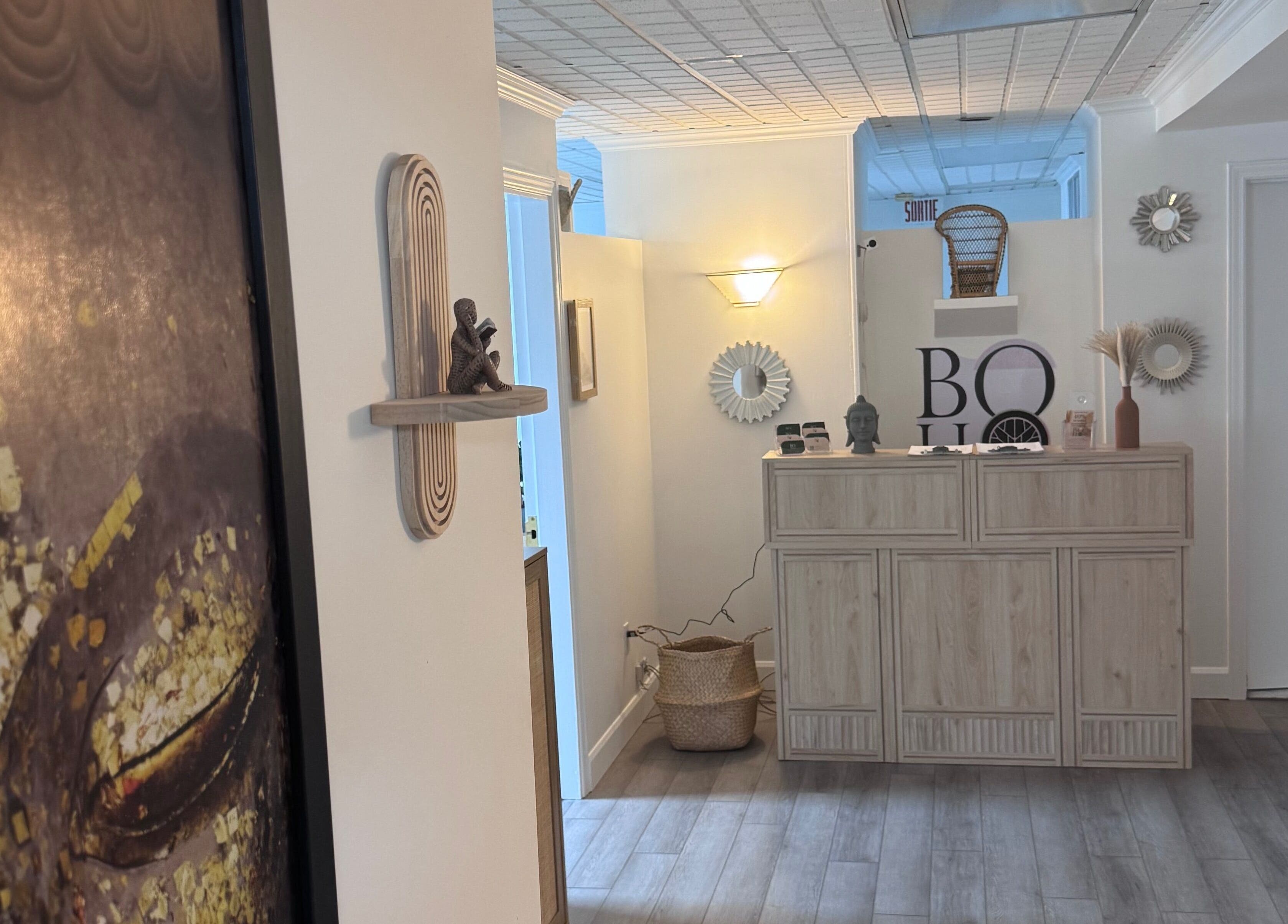 Peaceful entry at Bien-être Boho NDG, Montréal, Québec, CA featuring serene decor and wooden accents.