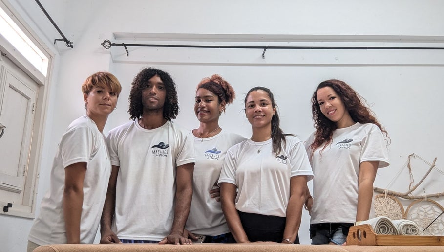 Equipo de Masajes Oxiori sonriente en La Habana, La Habana, CU, en una sala de bienestar.