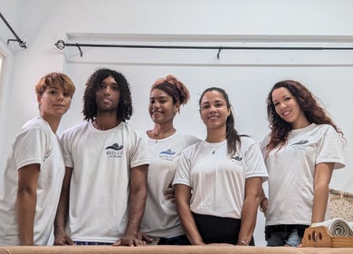 Equipo de Masajes Oxiori sonriente en La Habana, La Habana, CU, en una sala de bienestar.