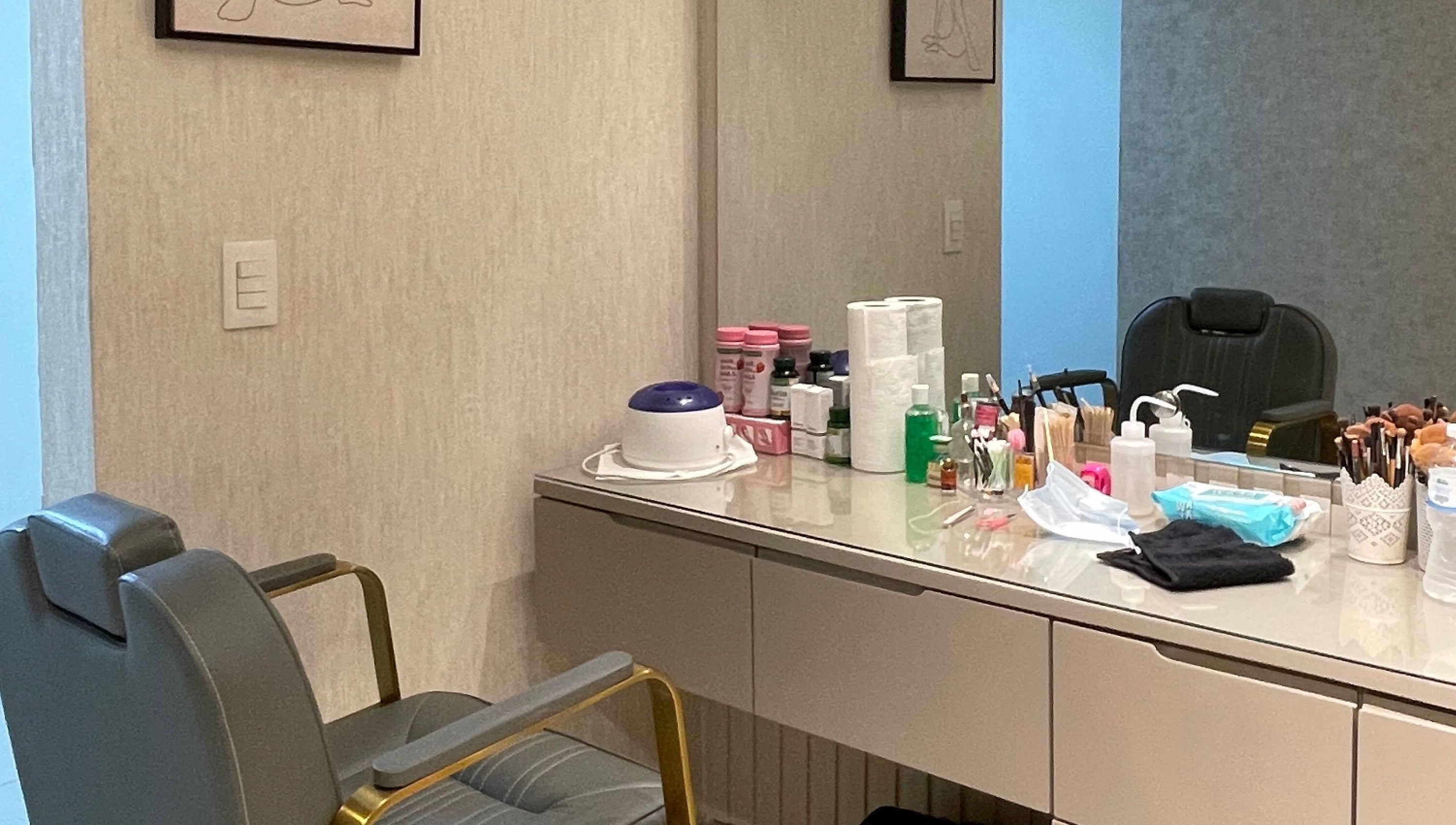 Estación de maquillaje en Sori Makeup, Santiago De Los Caballeros, Santiago, DO con productos cosméticos y silla elegante.