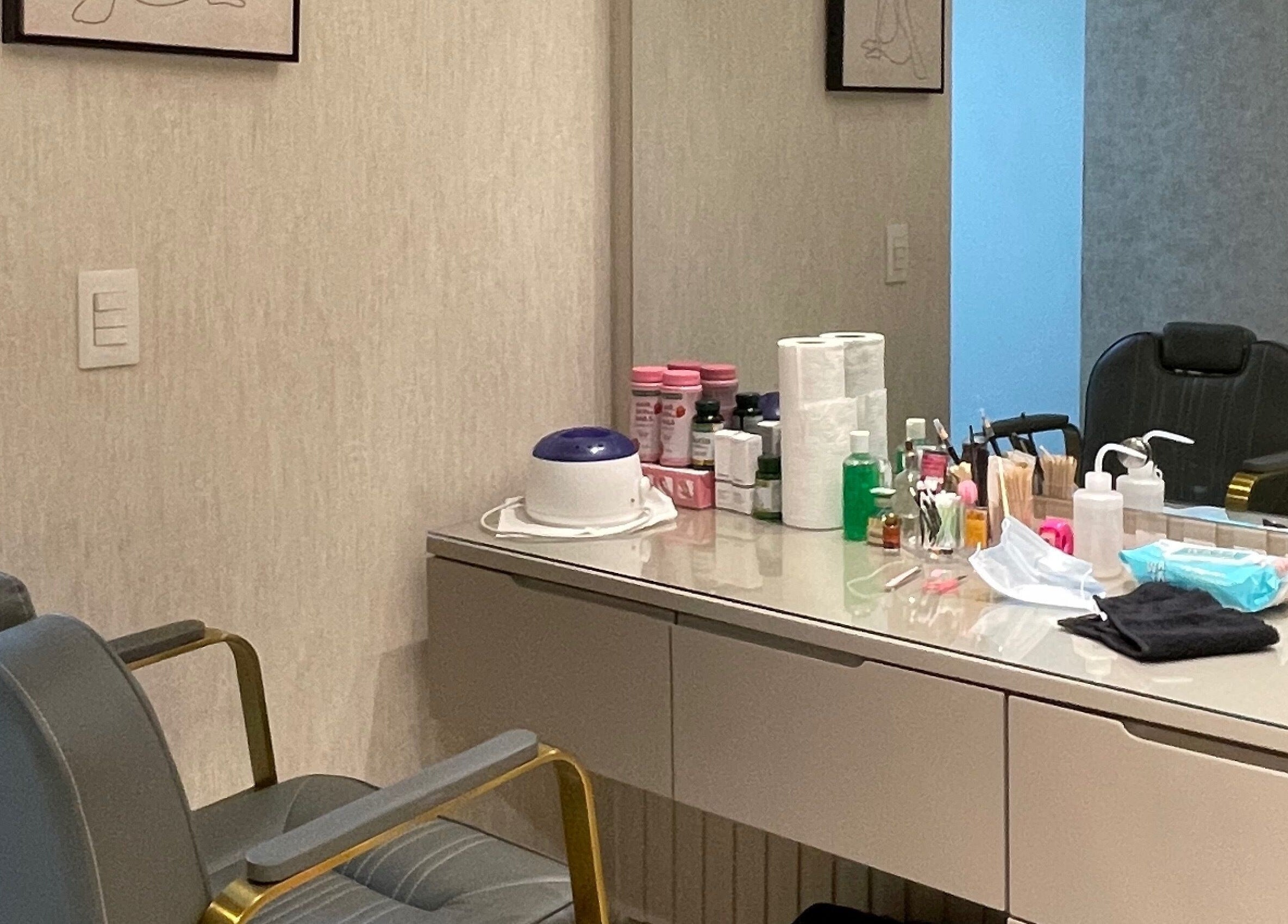 Estación de maquillaje en Sori Makeup, Santiago De Los Caballeros, Santiago, DO con productos cosméticos y silla elegante.