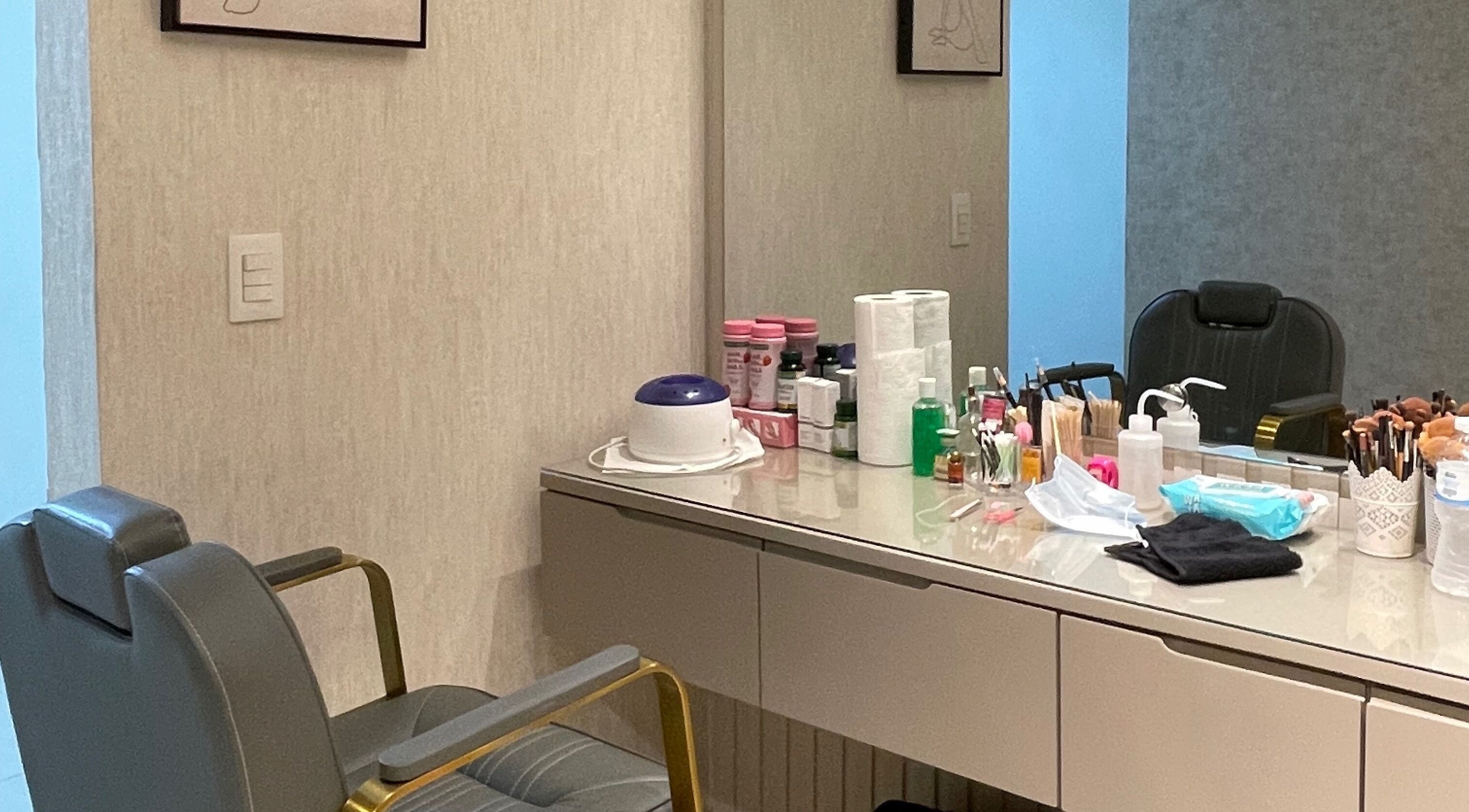 Estación de maquillaje en Sori Makeup, Santiago De Los Caballeros, Santiago, DO con productos cosméticos y silla elegante.