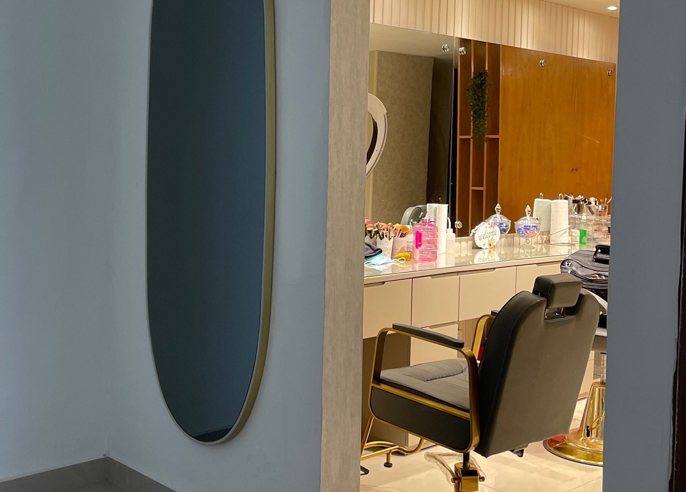 Interiores modernos de Sori Makeup en Santiago De Los Caballeros, Santiago, DO, con elegantes sillas y espejo.