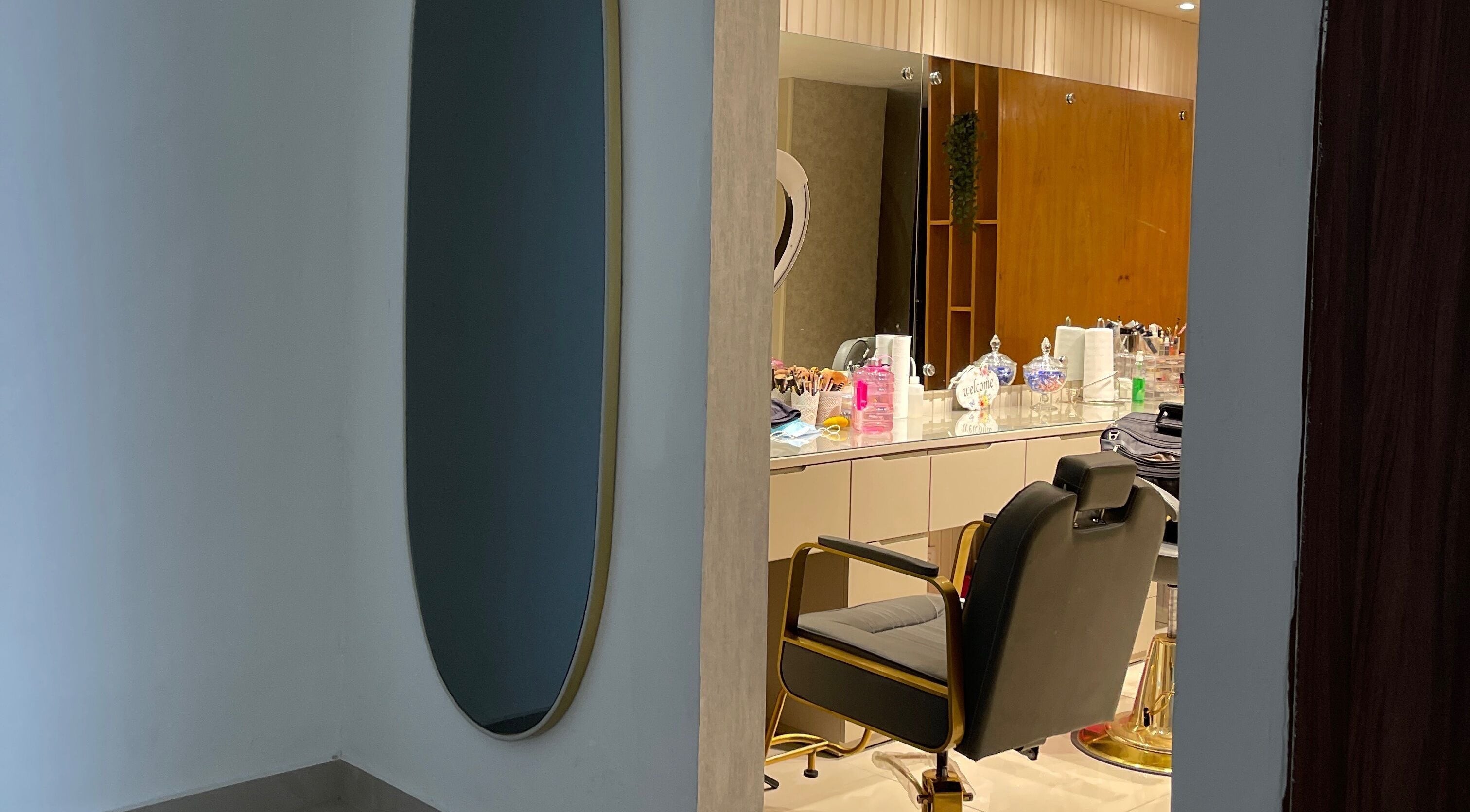 Interiores modernos de Sori Makeup en Santiago De Los Caballeros, Santiago, DO, con elegantes sillas y espejo.