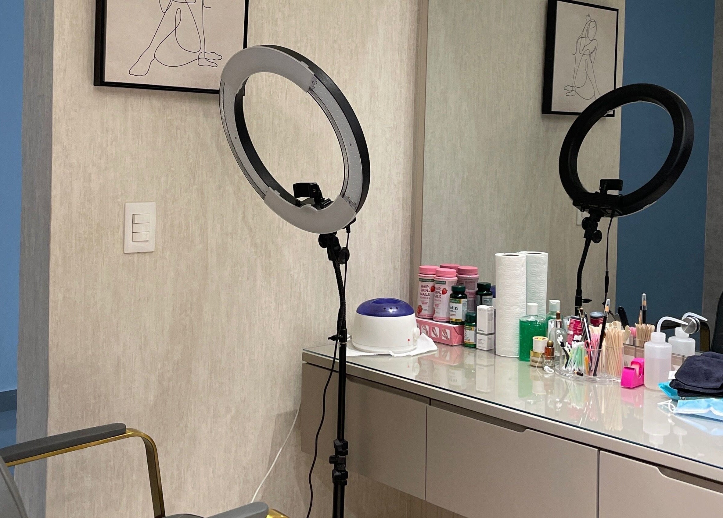 Estación de maquillaje en Sori Makeup, Santiago De Los Caballeros, Santiago, DO, con lámpara de anillo y productos.