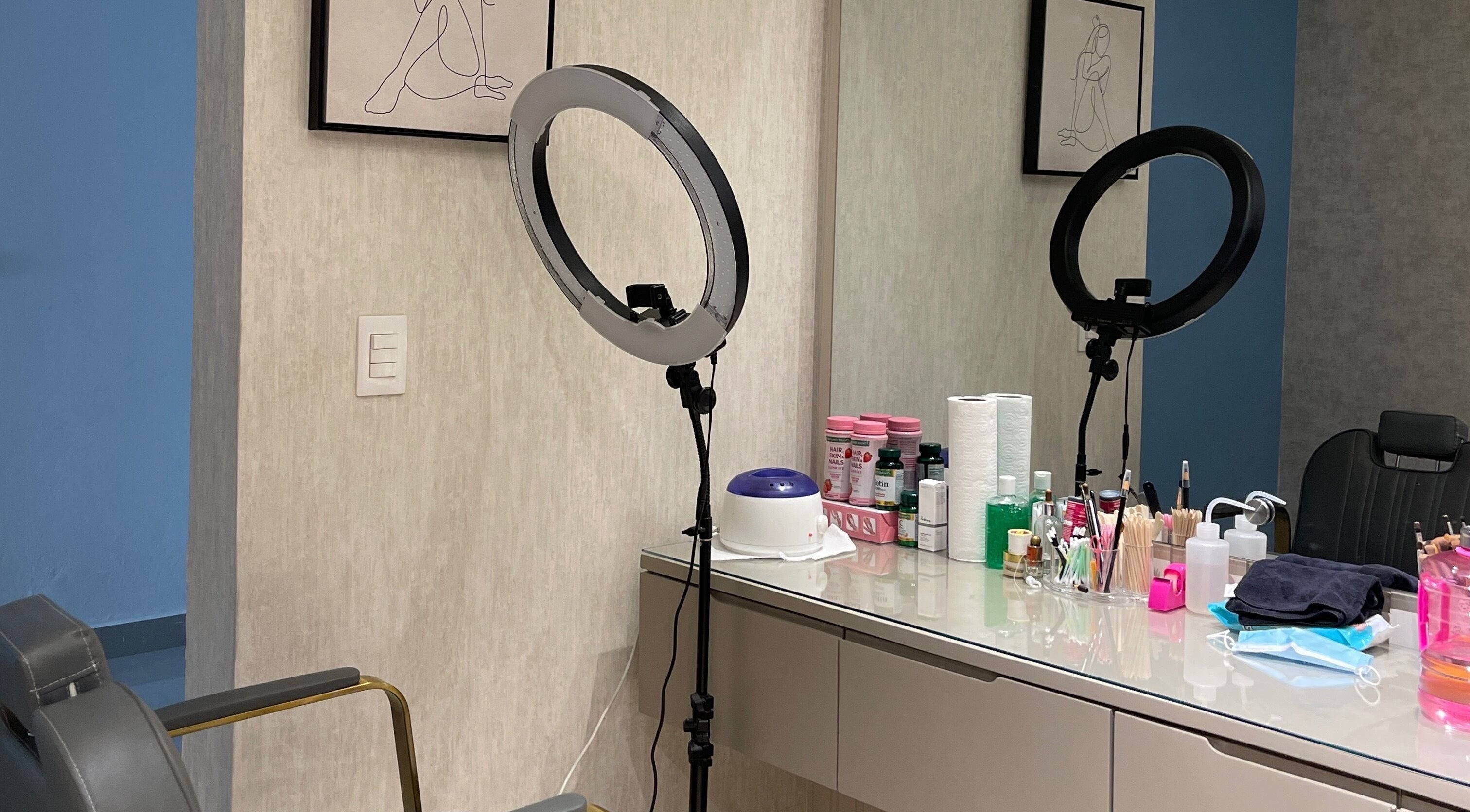 Estación de maquillaje en Sori Makeup, Santiago De Los Caballeros, Santiago, DO, con lámpara de anillo y productos.