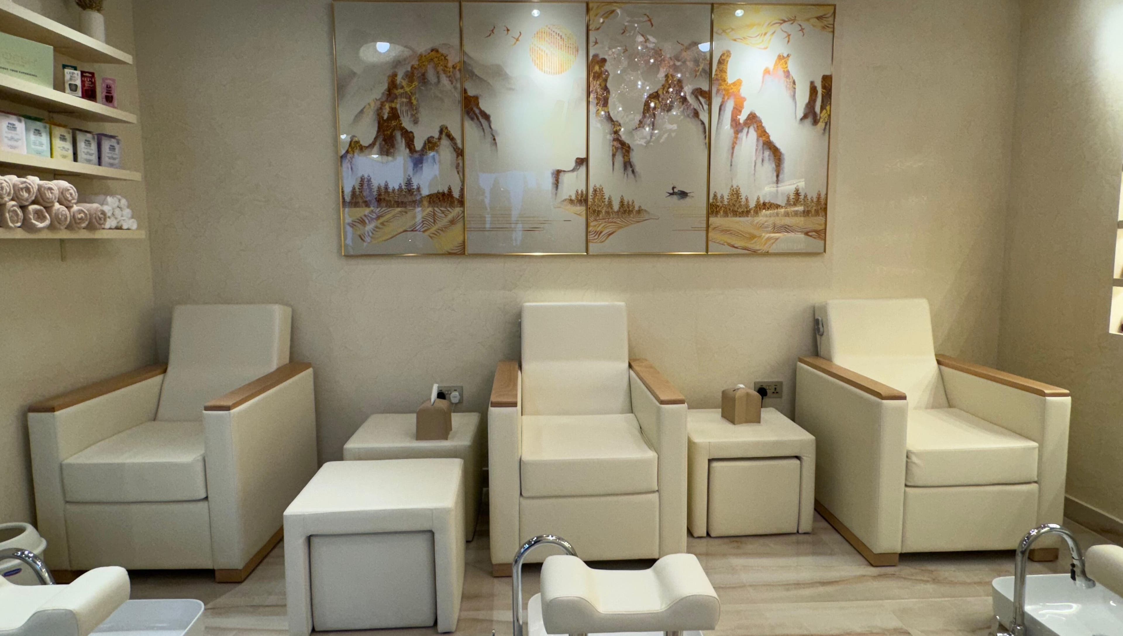 Elegant salon seating at Vanilla Glow Beauty Salon, دبي, دبي, AE showcasing luxury and comfort.
