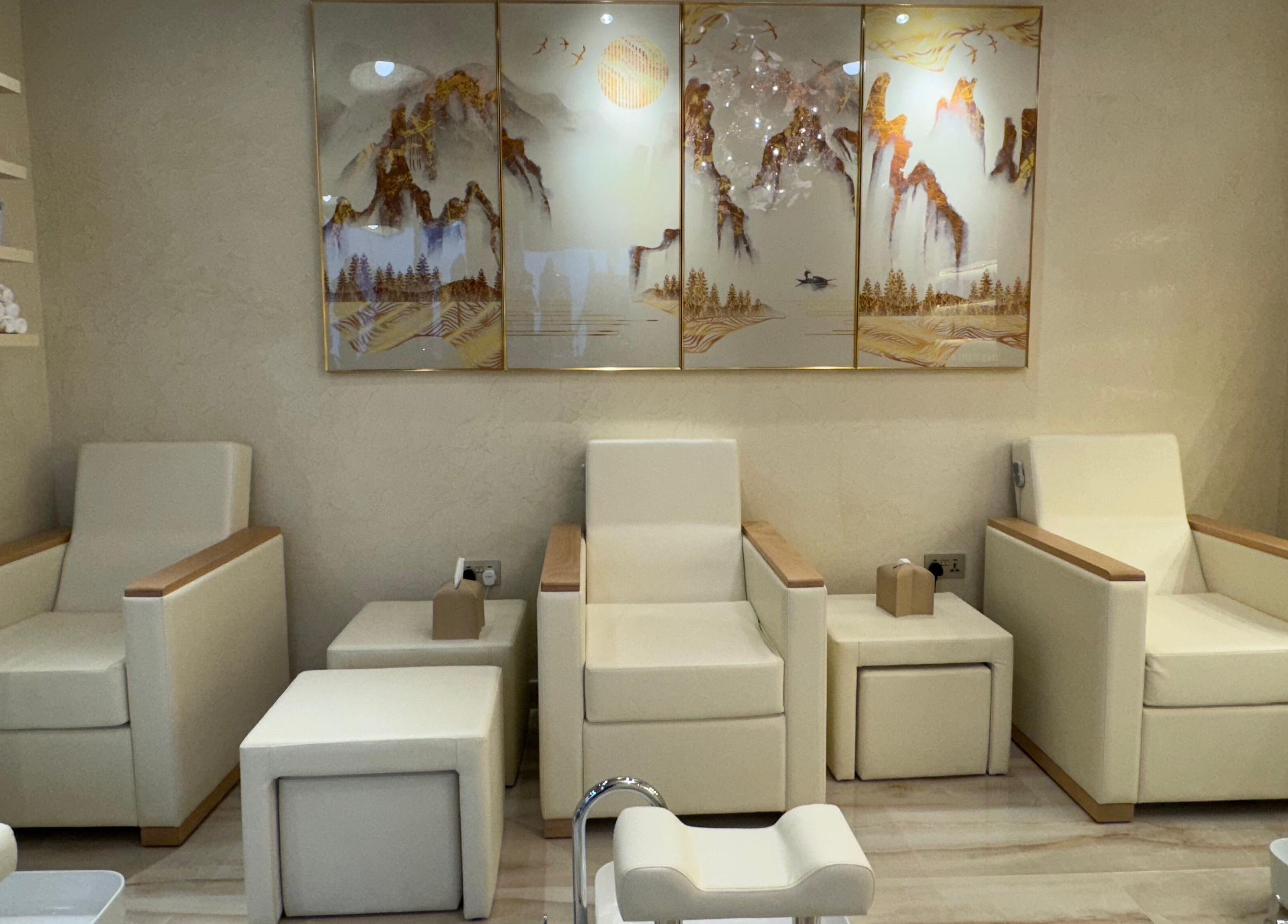 Elegant salon seating at Vanilla Glow Beauty Salon, دبي, دبي, AE showcasing luxury and comfort.
