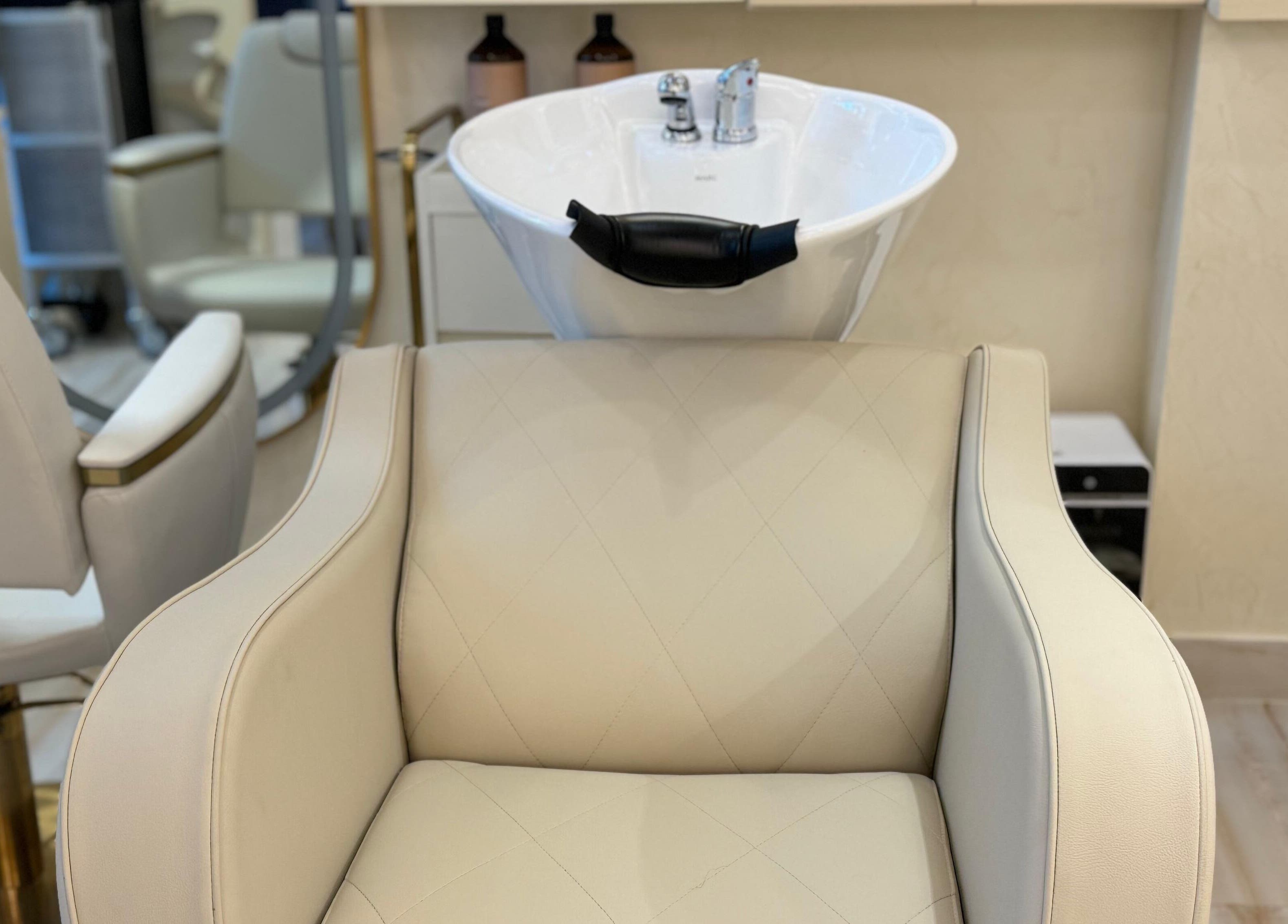 Luxurious salon chair at Vanilla Glow Beauty Salon in دبي, دبي, AE, designed for ultimate comfort and style.