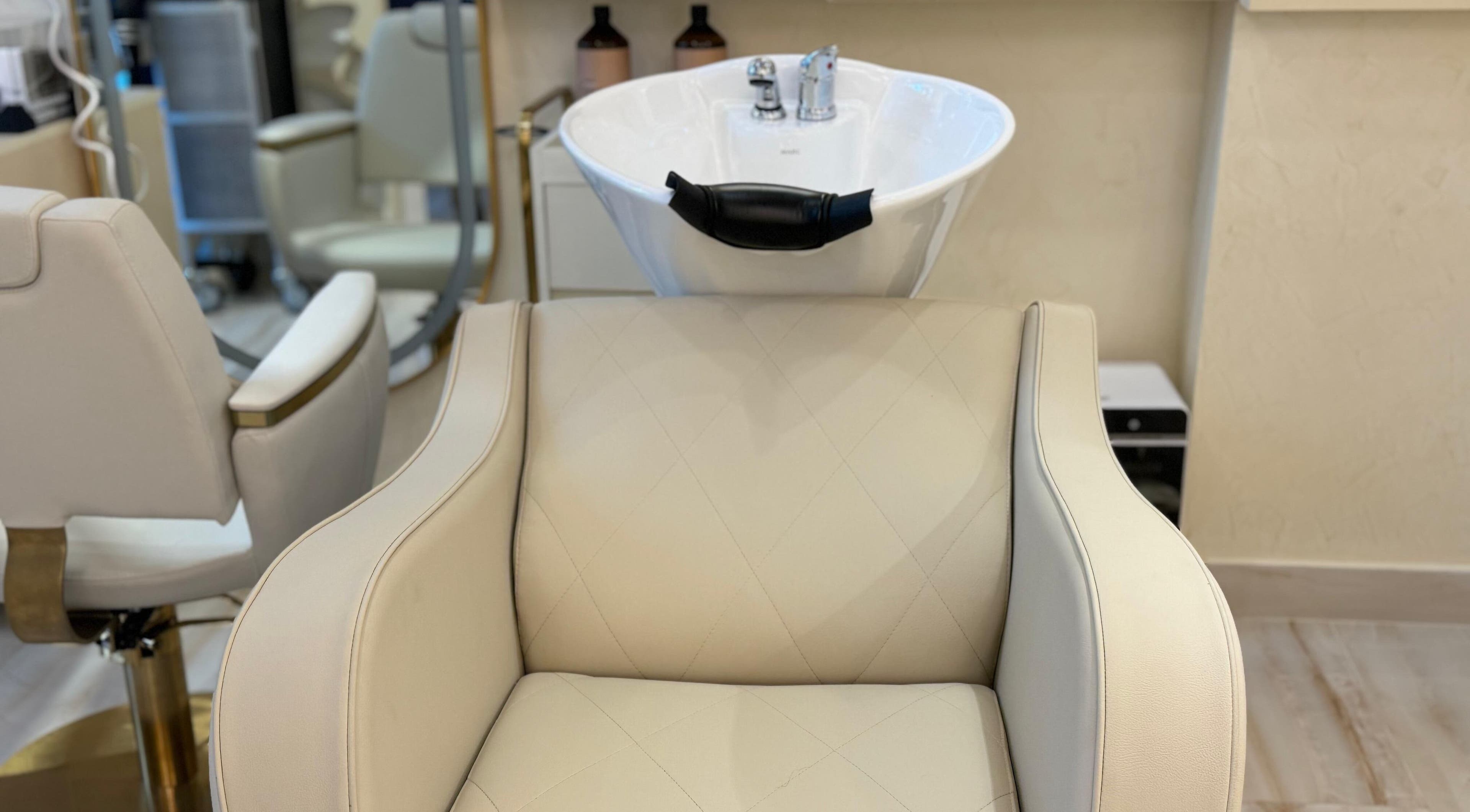 Luxurious salon chair at Vanilla Glow Beauty Salon in دبي, دبي, AE, designed for ultimate comfort and style.