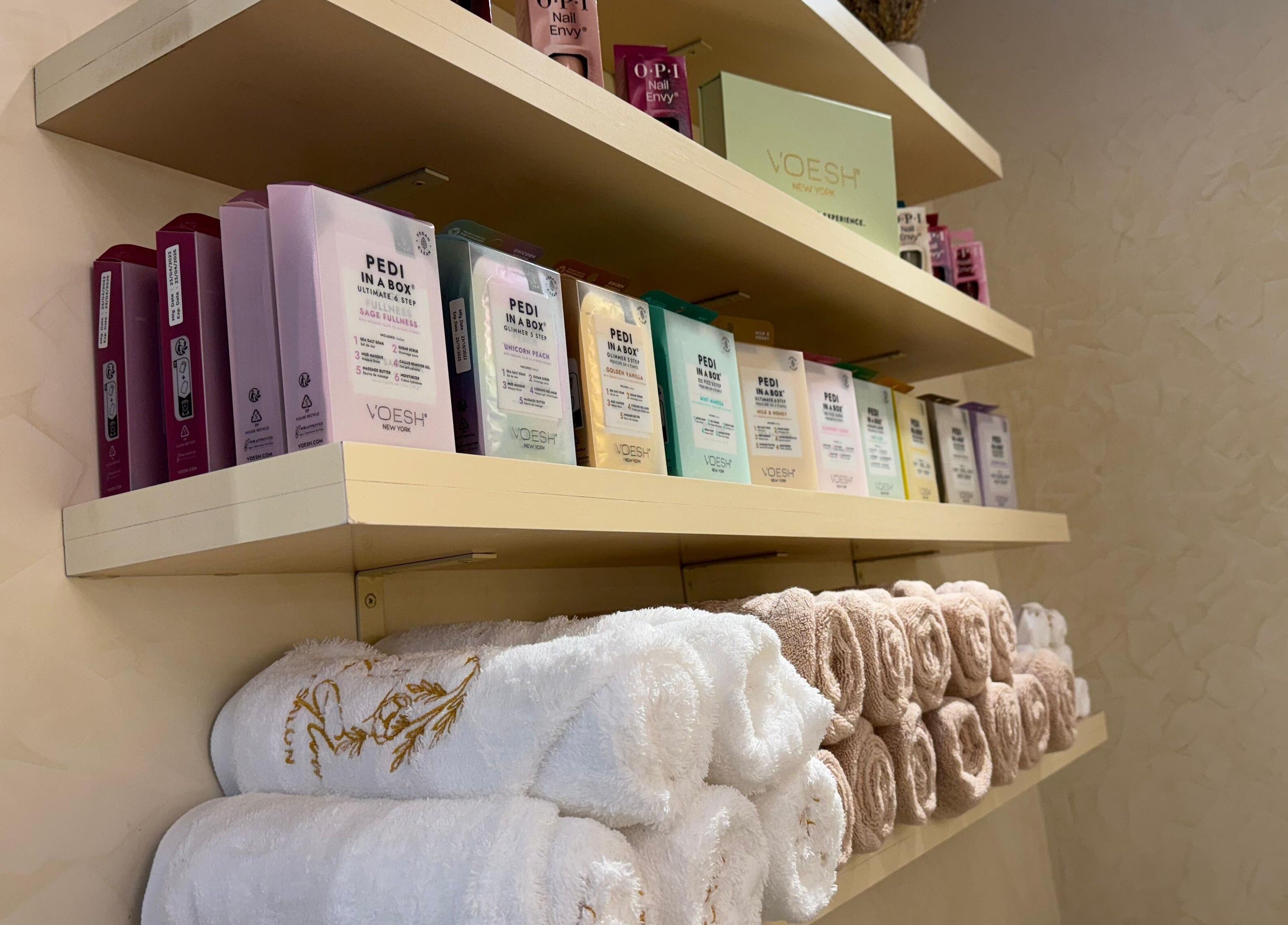 Organized spa products at Vanilla Glow Beauty Salon, دبي, دبي, AE, exuding a calming ambiance.