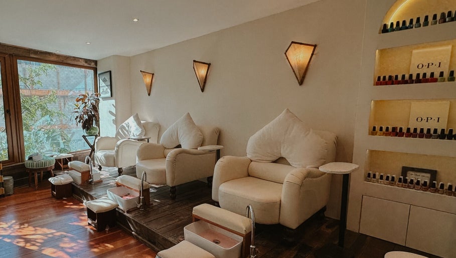 Sala de pedicure en Playa Harmony Spa, Playa Del Carmen, Quintana Roo, MX, con sillones cómodos y luz natural.
