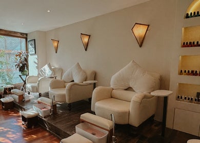 Sala de pedicure en Playa Harmony Spa, Playa Del Carmen, Quintana Roo, MX, con sillones cómodos y luz natural.