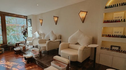 Sala de pedicure en Playa Harmony Spa, Playa Del Carmen, Quintana Roo, MX, con sillones cómodos y luz natural.