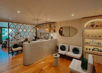 Recepción acogedora de Playa Harmony Spa en Playa Del Carmen, Quintana Roo, MX, con decoración elegante y productos de belleza.