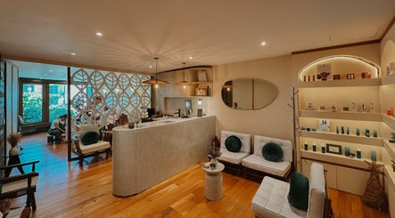 Recepción acogedora de Playa Harmony Spa en Playa Del Carmen, Quintana Roo, MX, con decoración elegante y productos de belleza.