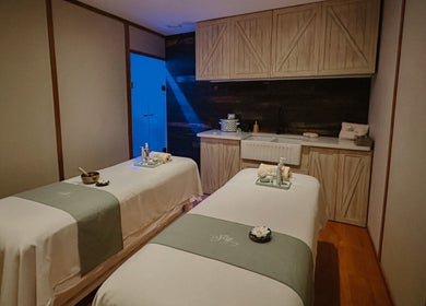 Sala de masaje doble en Playa Harmony Spa, Playa Del Carmen, Quintana Roo, MX, que ofrece calma y relajación.